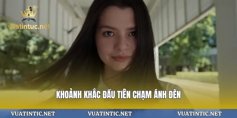 Khoảnh khắc đầu tiên chạm ánh đèn