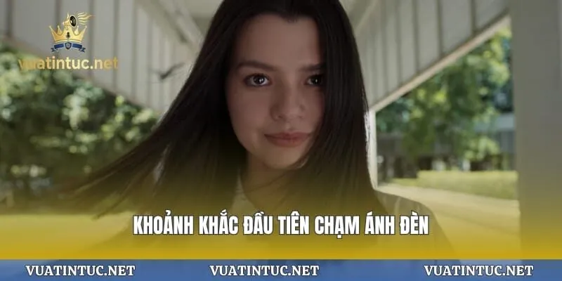 Khoảnh khắc đầu tiên chạm ánh đèn